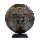Bronzebildwerk mit Medusenhaupt