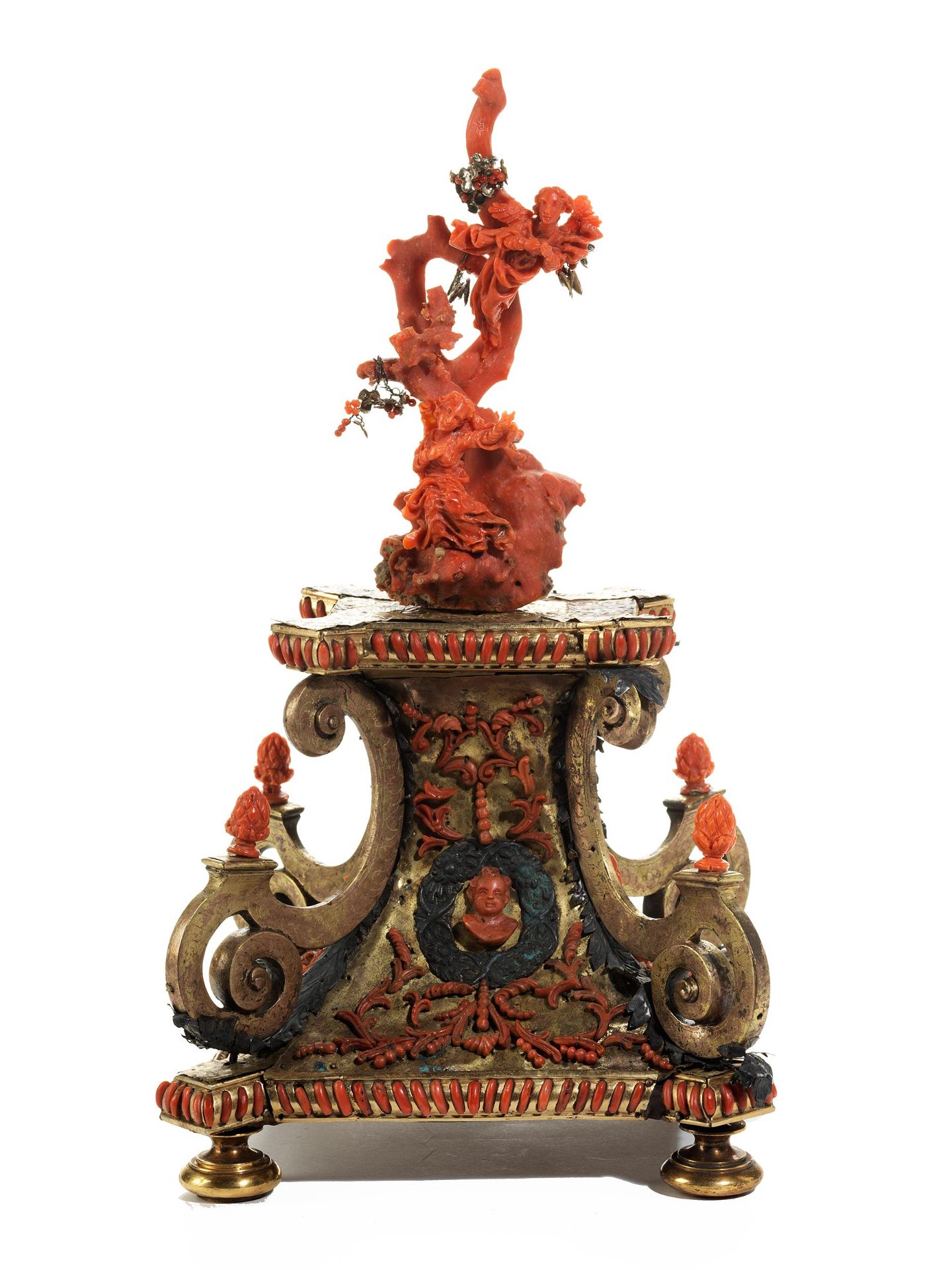 Imposanter Figurensockel mit darauf stehender, figürlich geschnitzter Koralle der Trapani-Werkstatt