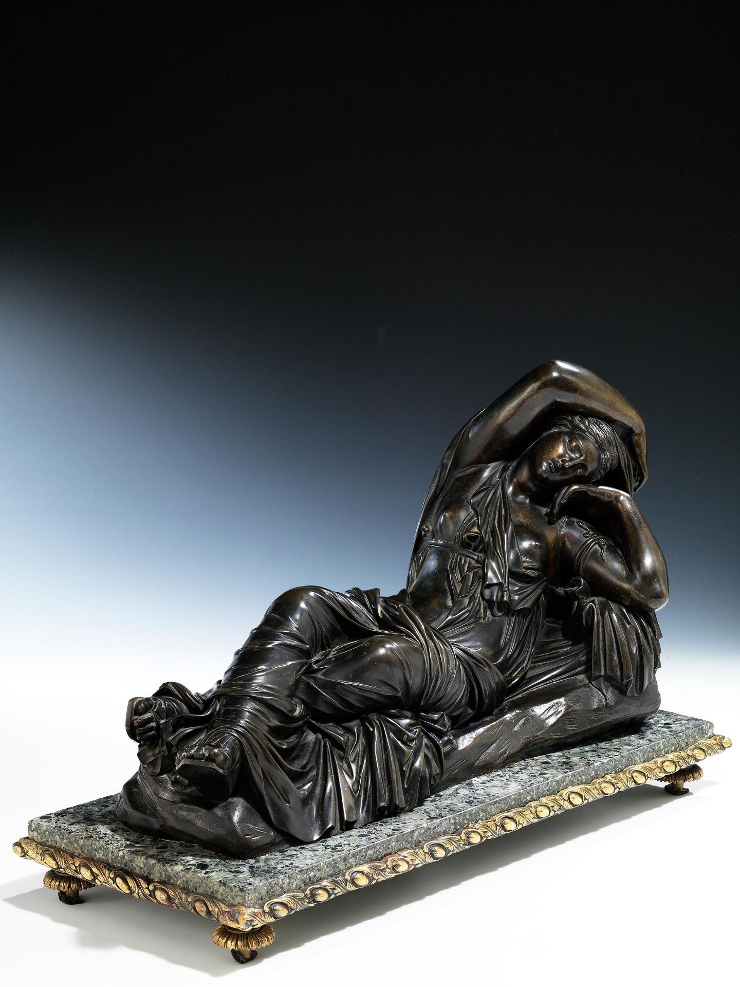 Bronzefigur der liegenden &#34;Ariadne“