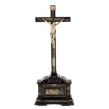 Seltenes, wie ebenso bedeutendes Standkreuz mit Corpus Christi und „Grablege“ in Elfenbein