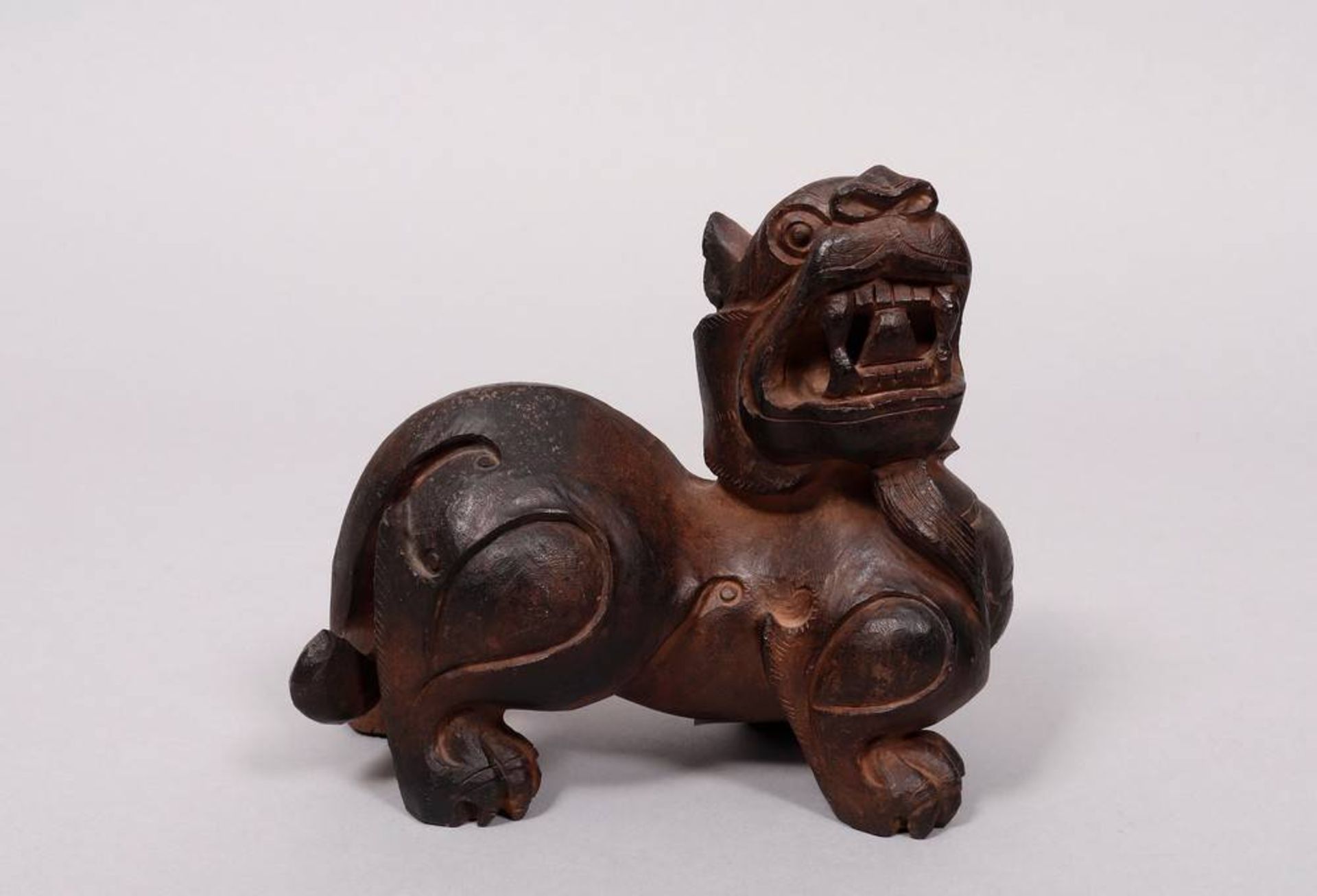 Qilin, China, wohl Kangxi-Zeit, 18.Jh., dunkelbrauner Stein (Nephrit?), geschni