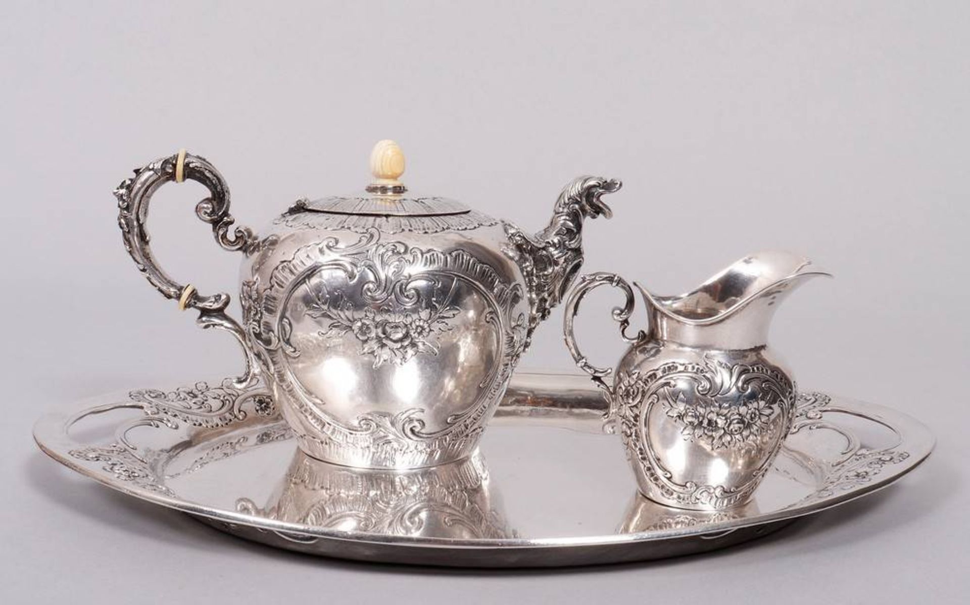Baroque tea set on tray, silver, 13 Loth, probably Germany, 18./19. C. - Image 2 of 9