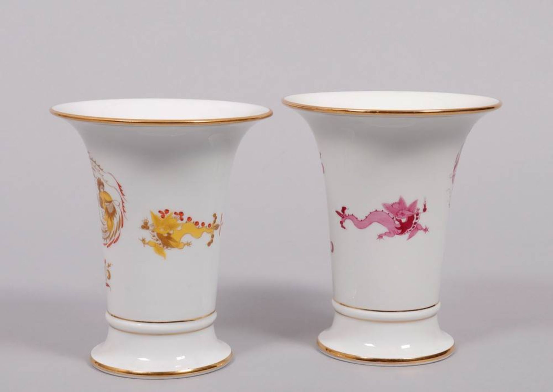 Pair of beaker vases, Meissen, decor "Gelber und purpurfarbener Hofdrache",1st half 20th C  - Image 3 of 4