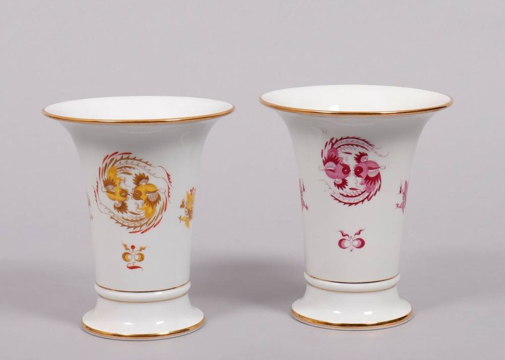 Pair of beaker vases, Meissen, decor "Gelber und purpurfarbener Hofdrache",1st half 20th C 