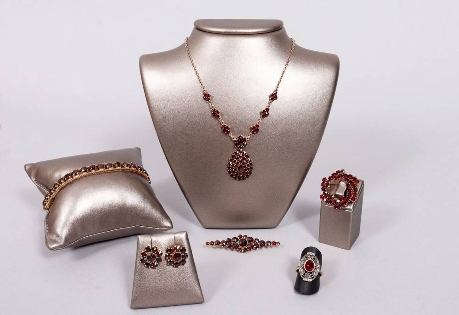 Mixed lot of garnet jewelry, partly gold