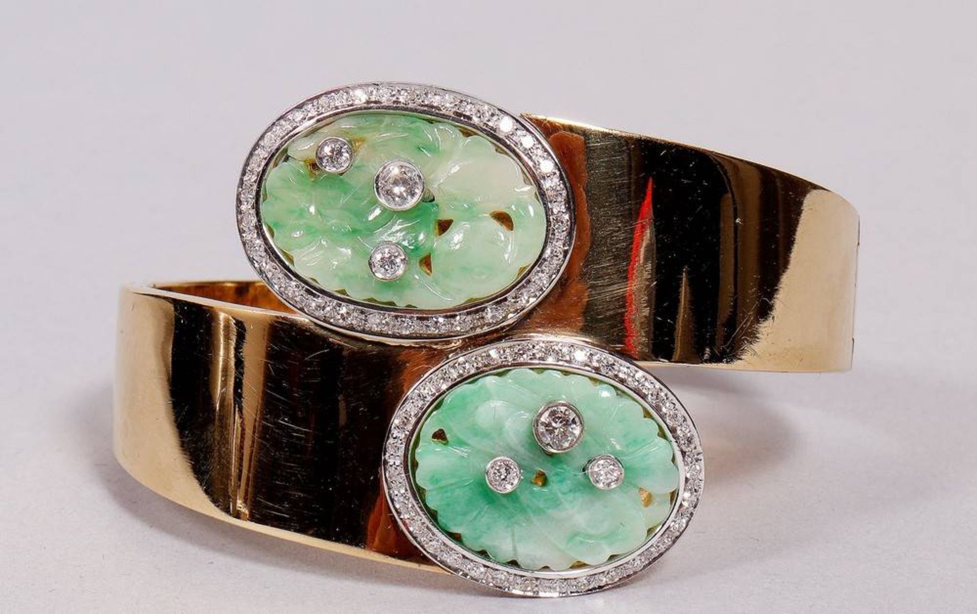 Bangle with jade and diamonds, 750 gold, one-off production