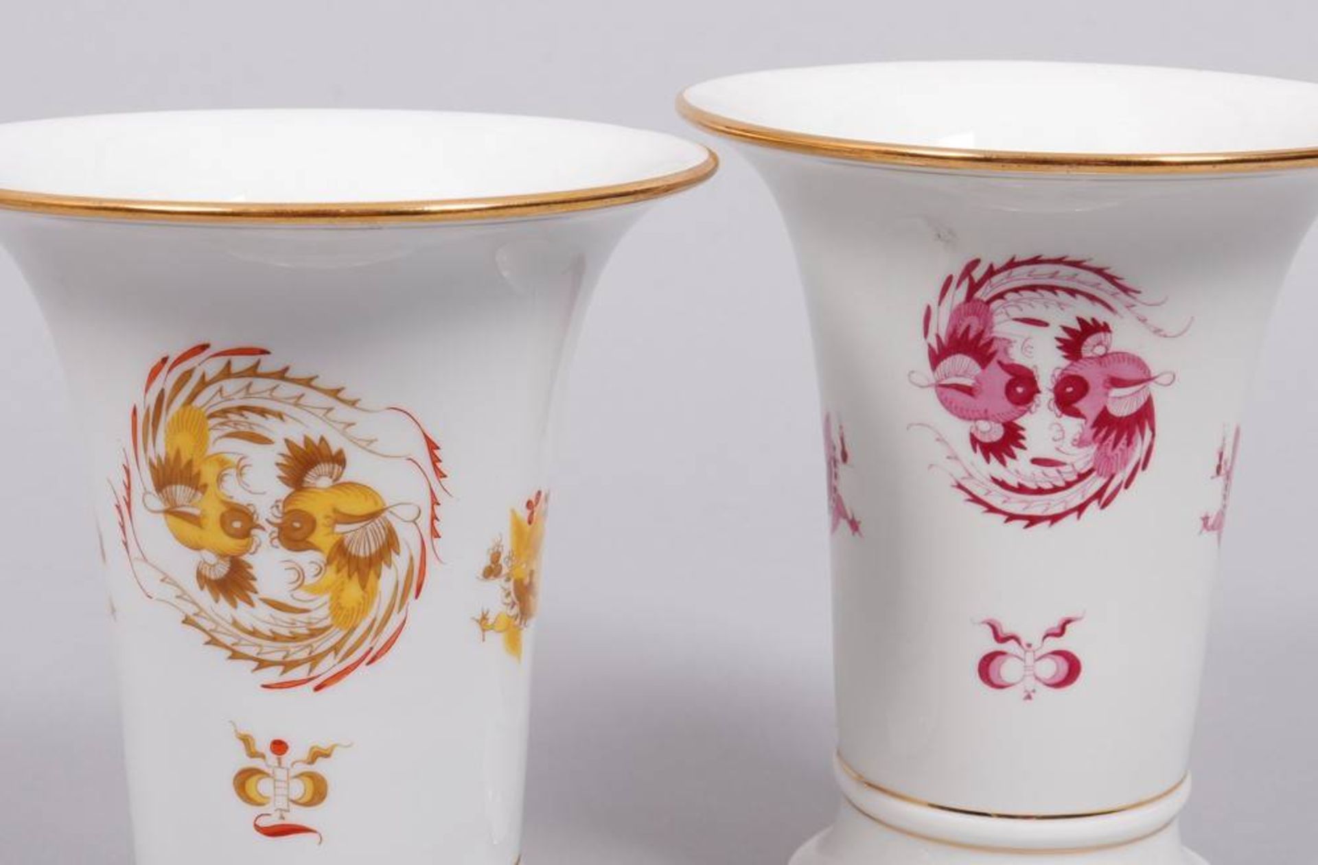 Pair of beaker vases, Meissen, decor "Gelber und purpurfarbener Hofdrache",1st half 20th C  - Image 2 of 4