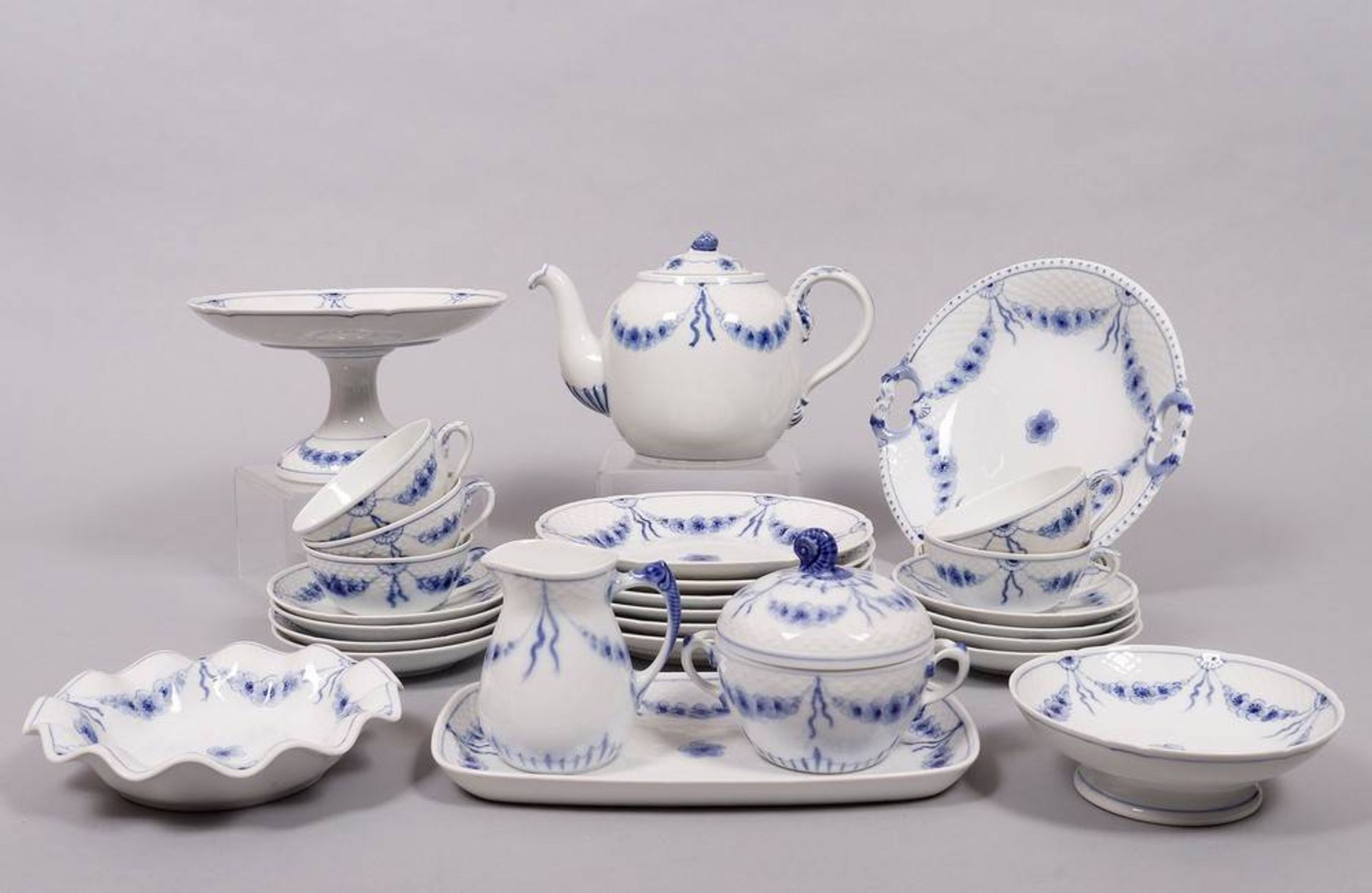 Tea service for 6 persons, Bing & Grondahl, shape and decor "Empire blue and white", 20th C.