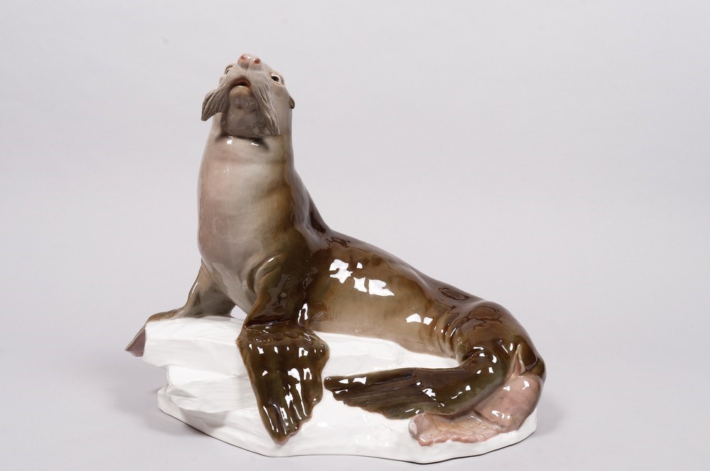 Large sea lion on natural base, designed in 1903 by Otto Jarl for Meissen, manufactured ca. 1905/10 - Image 2 of 8