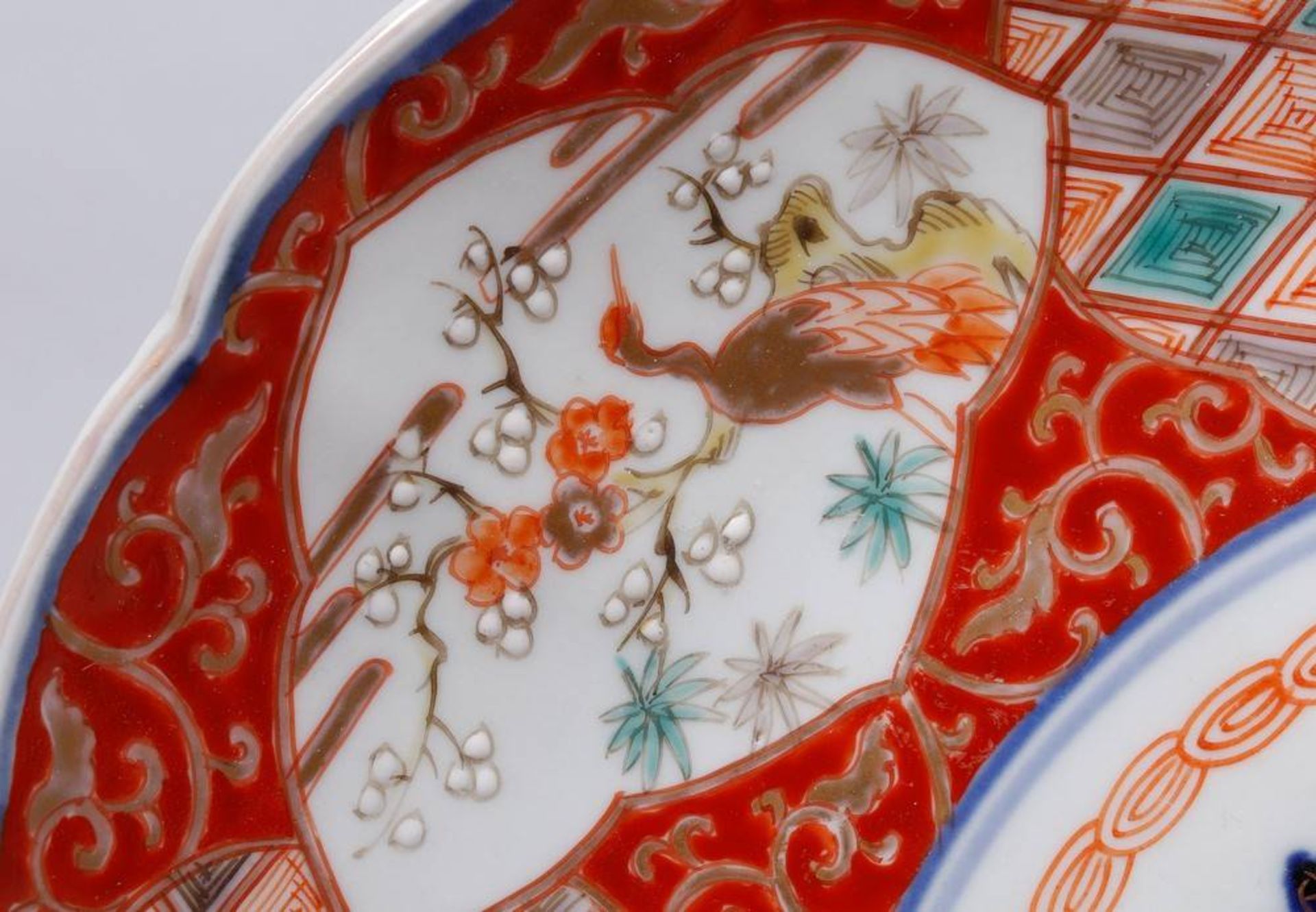 Imari-dish, China, 19th C., porcelain, painted in underglaze blue/iron red/green/gold and grey  - Image 3 of 3