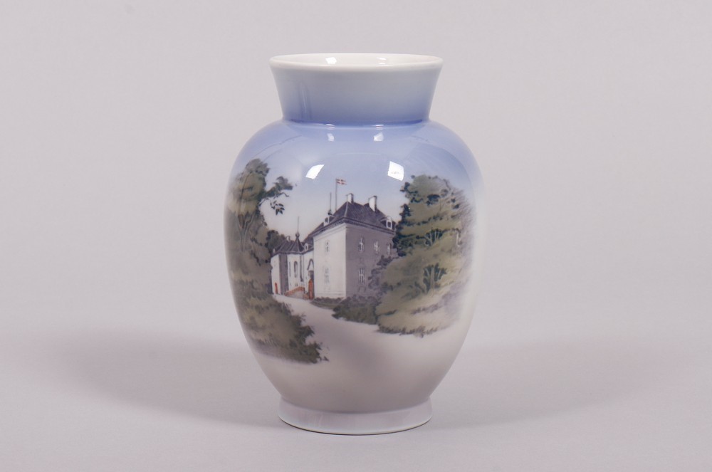 Vase, Royal Copenhagen, motif "Indgang til Herregaard" (entrance to the manor), 1969/74