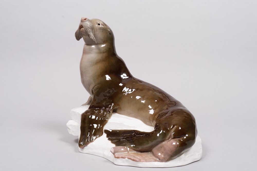 Large sea lion on natural base, designed in 1903 by Otto Jarl for Meissen, manufactured ca. 1905/10