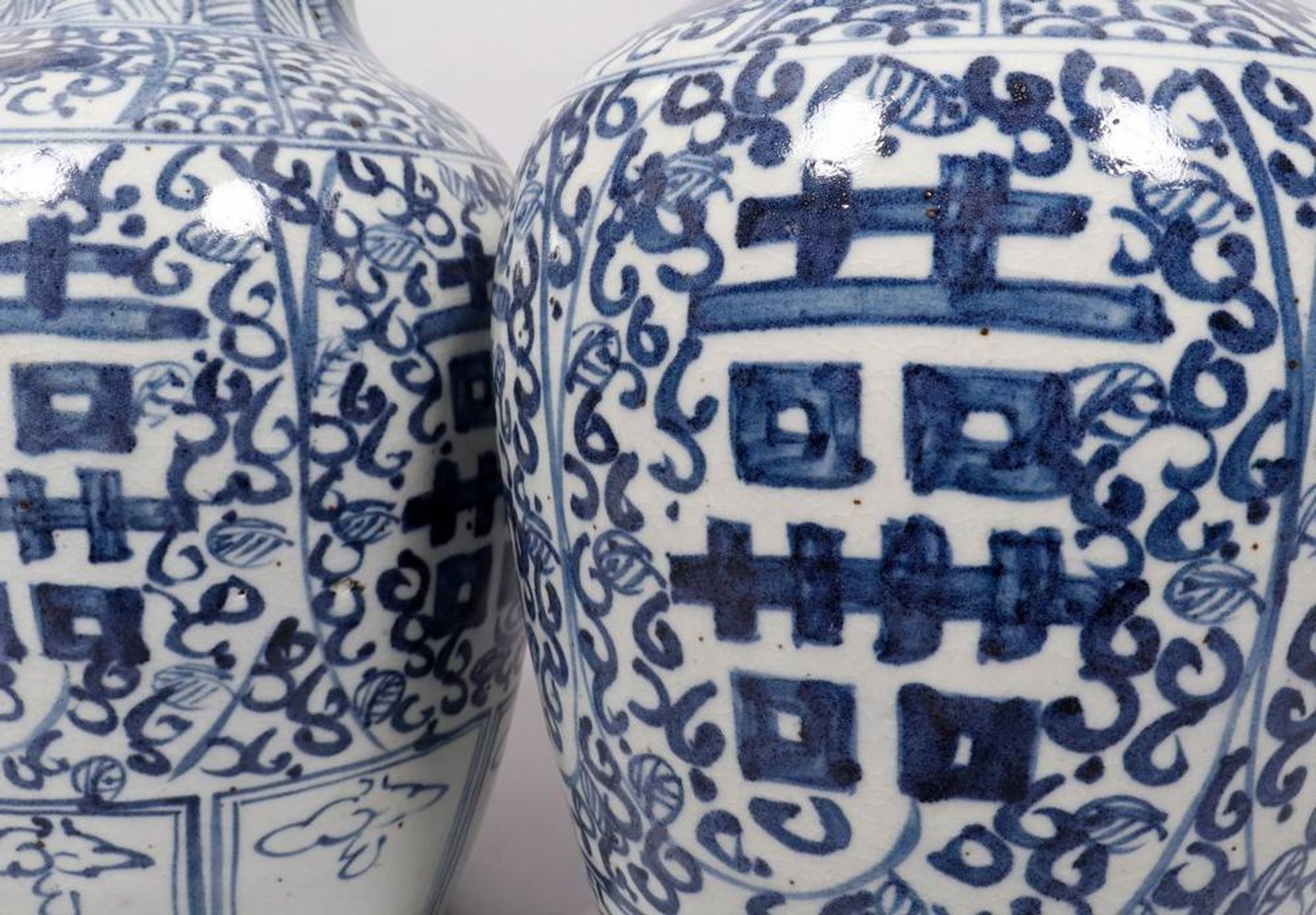 Pair of baluster-vases, China, poss. 18.Jh., porcelain, painted in underglaze blue  - Image 2 of 2