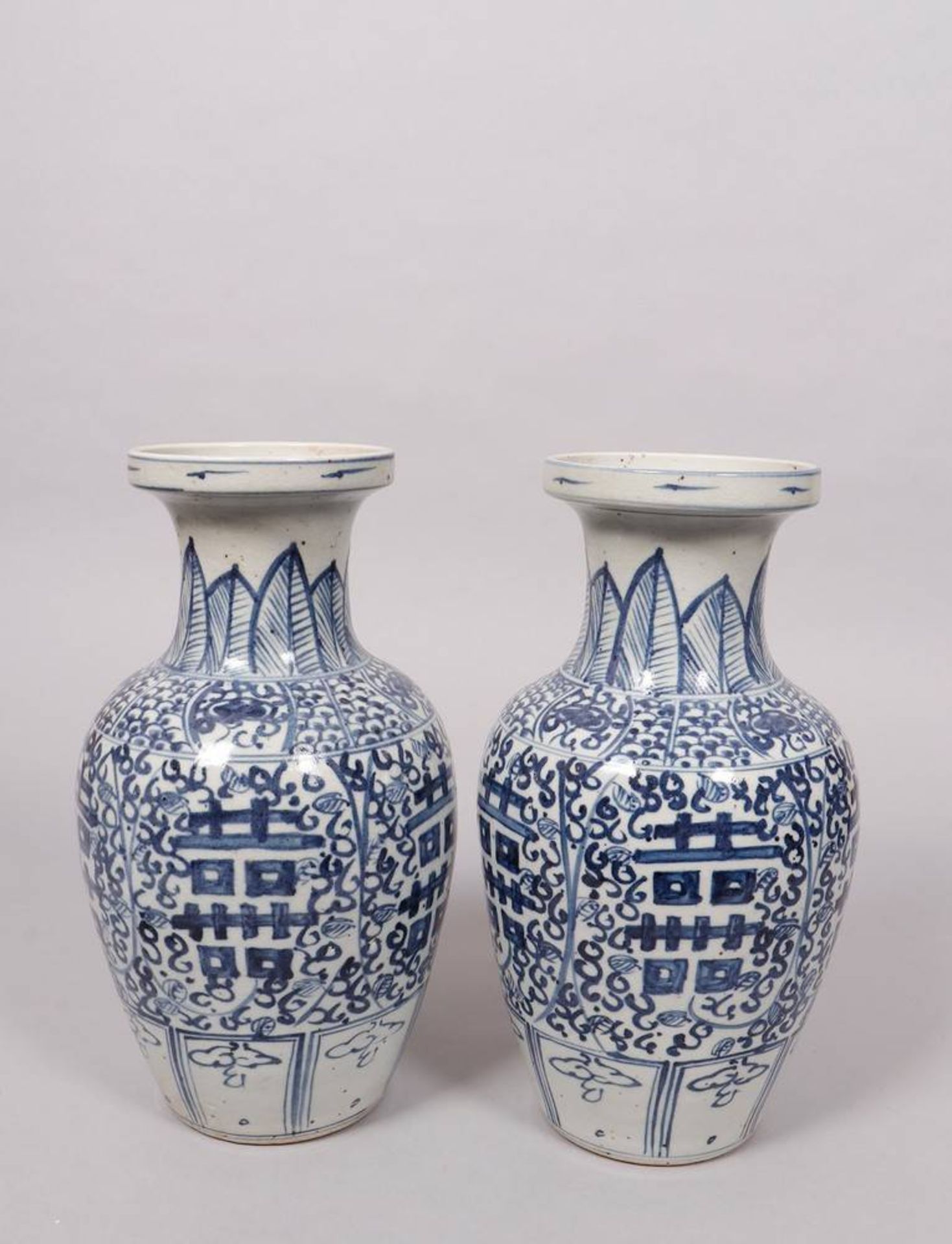 Pair of baluster-vases, China, poss. 18.Jh., porcelain, painted in underglaze blue 