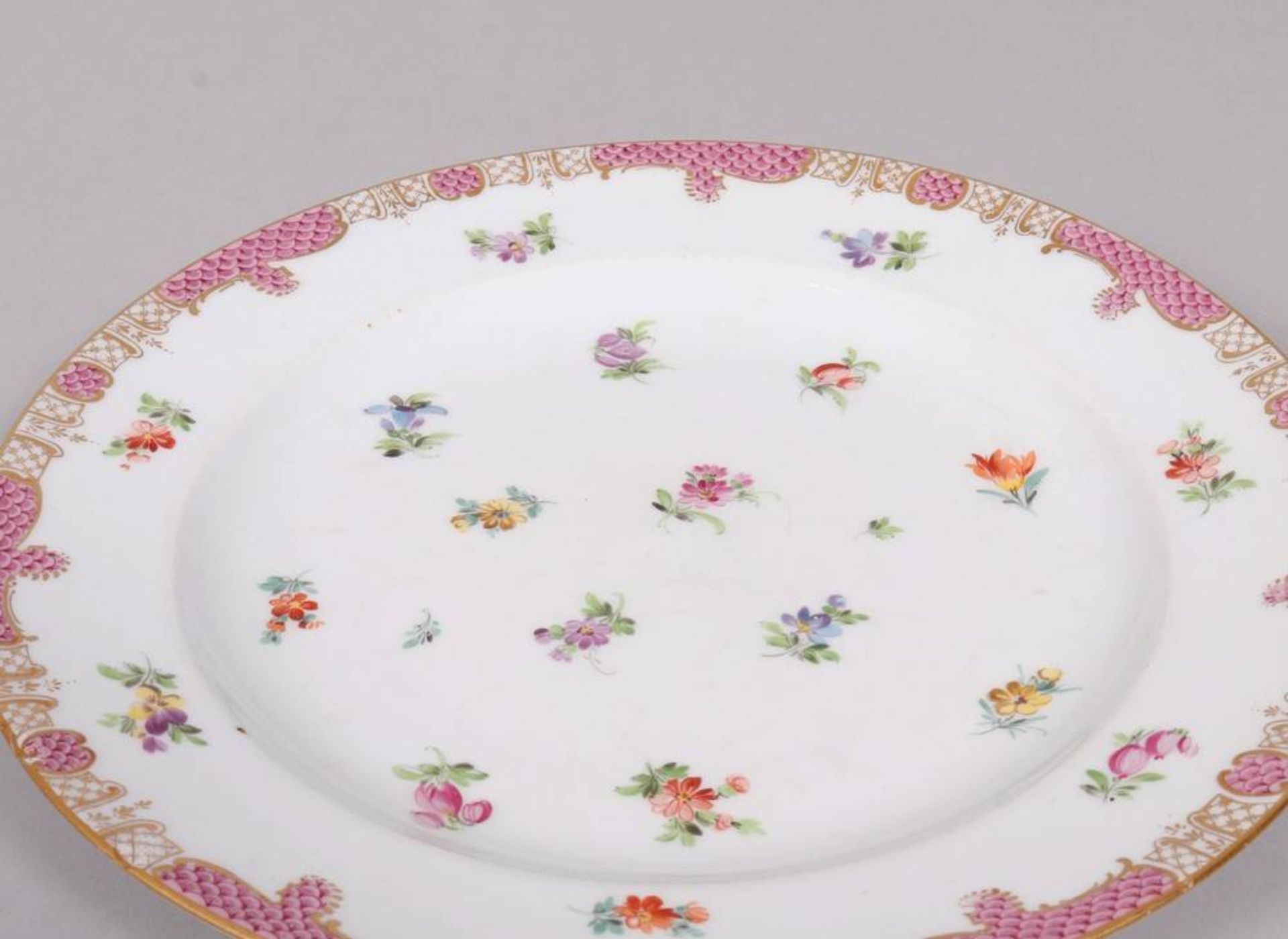 Plate, Meissen, early 19th C., "Streublümchen" decor with purple scale pattern - Image 2 of 6