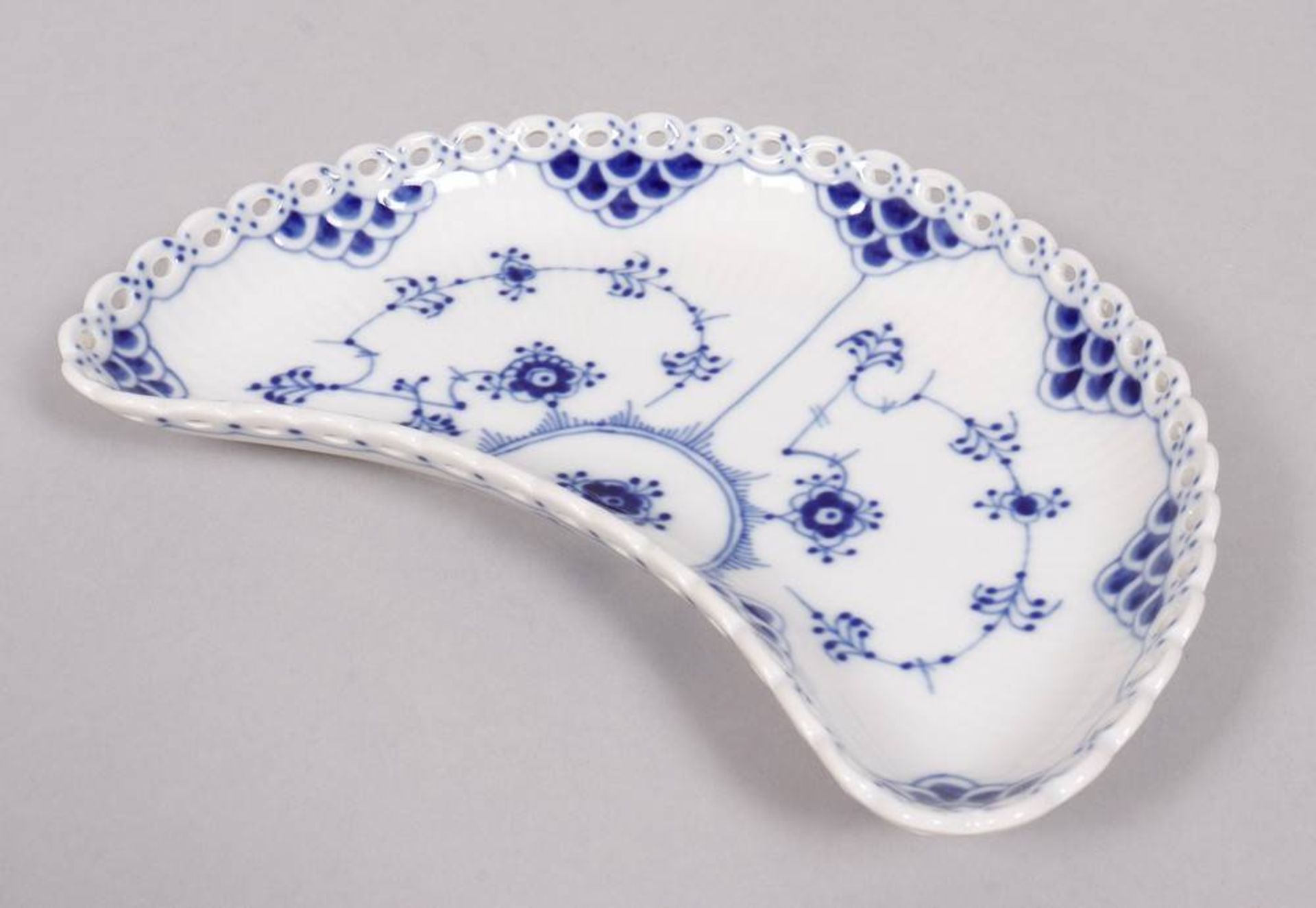 Small lot of porcelain, Royal Copenhagen, late 20th C., "Musselmalet" decor - Image 2 of 8