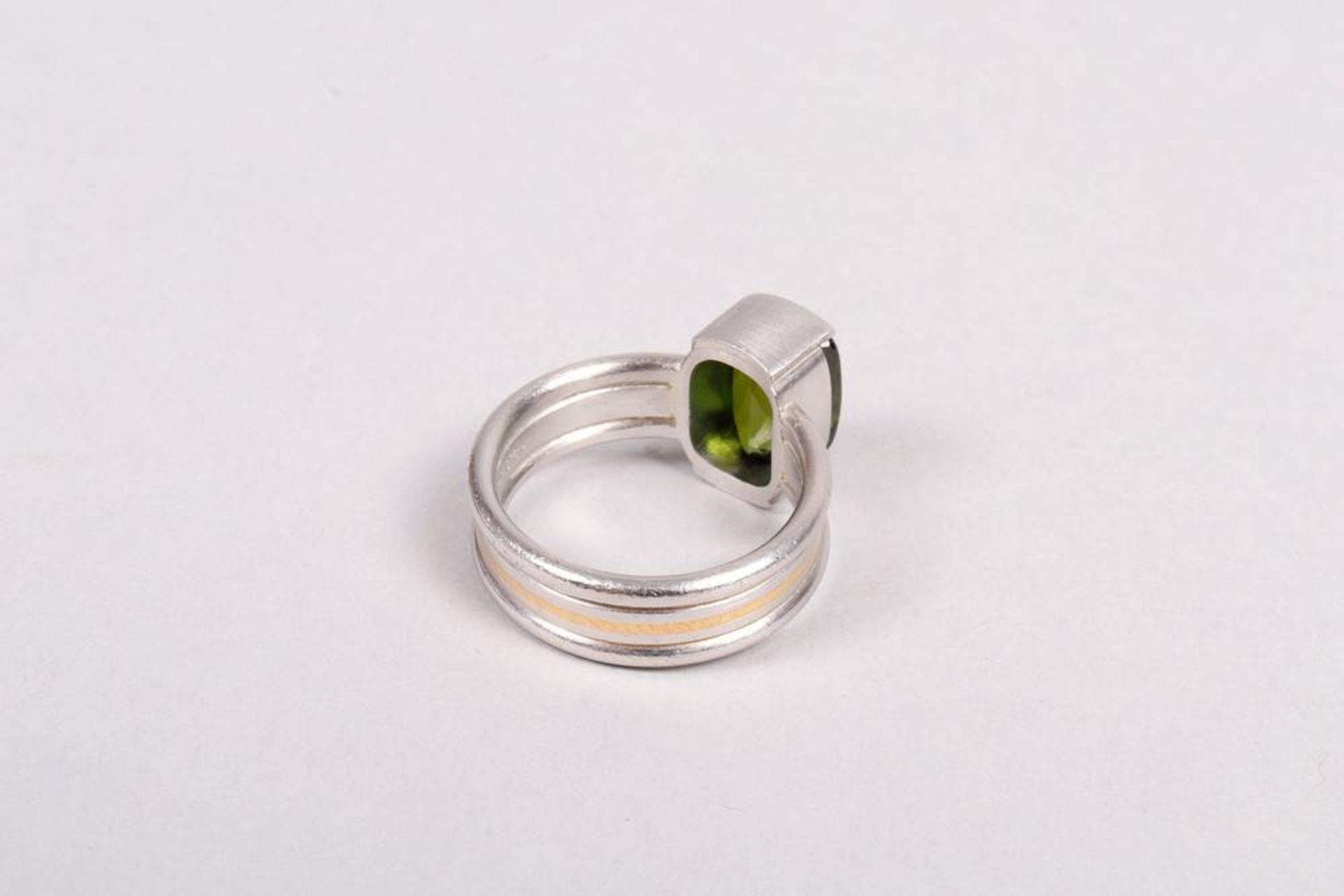 Very fine peridot ring, platinum and gold - Image 3 of 4