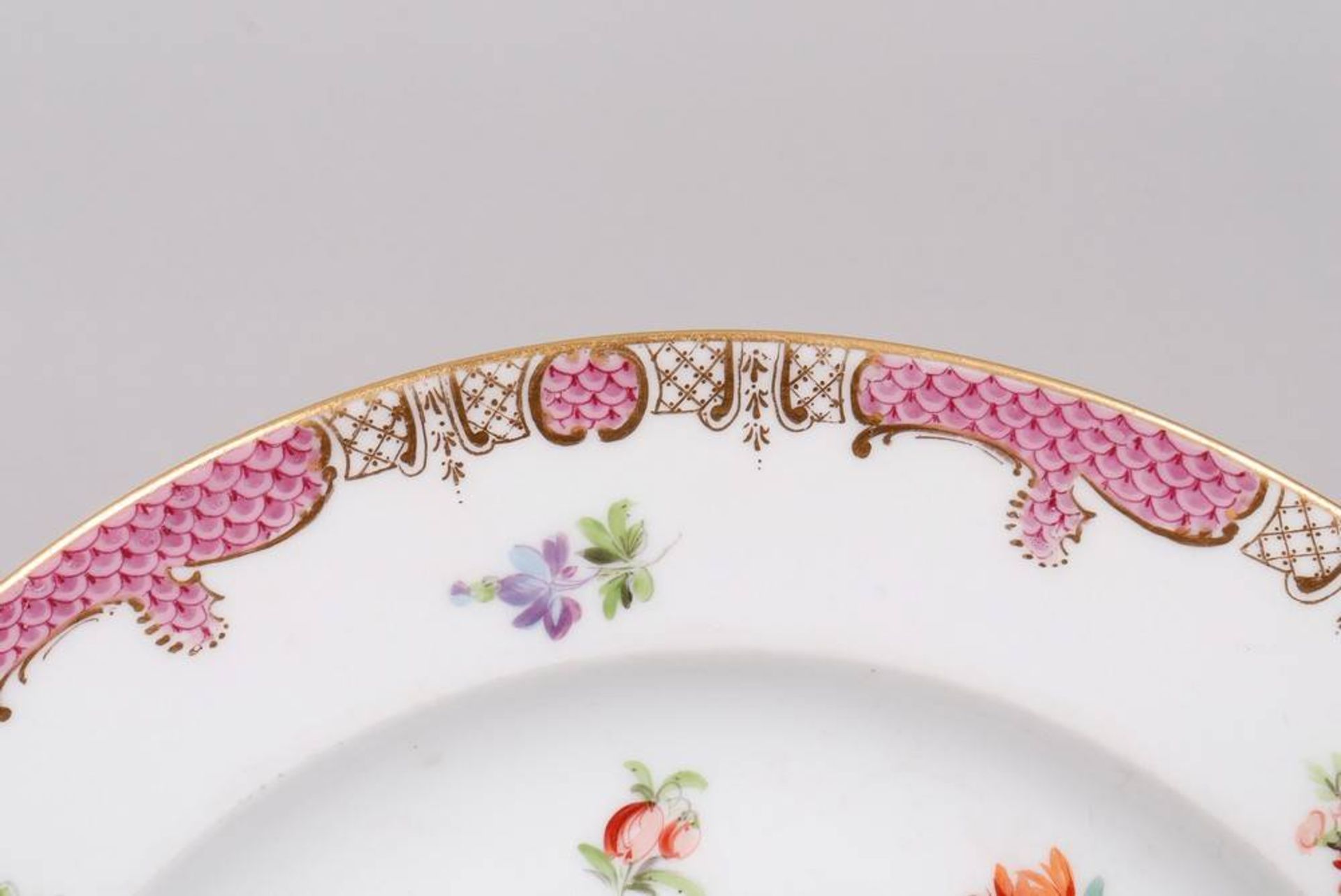Plate, Meissen, early 19th C., "Streublümchen" decor with purple scale pattern - Image 3 of 6