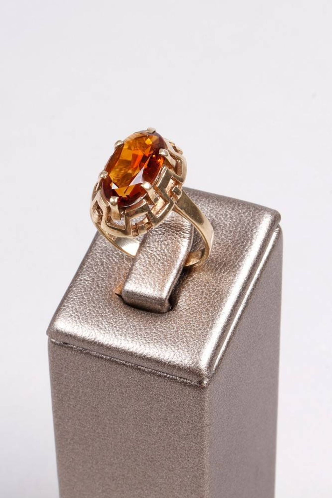 Ring with honey yellow citrine, 333 yellow gold