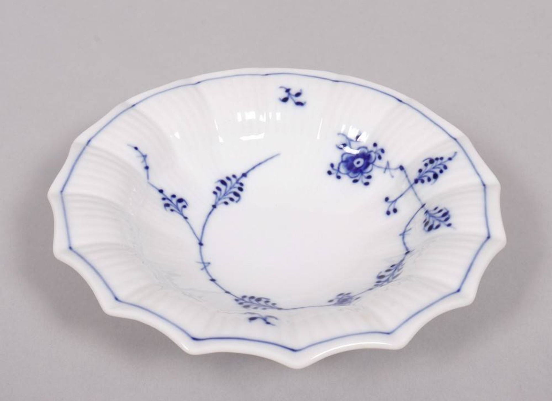 Small lot of porcelain, Royal Copenhagen, late 20th C., "Musselmalet" decor - Image 7 of 8