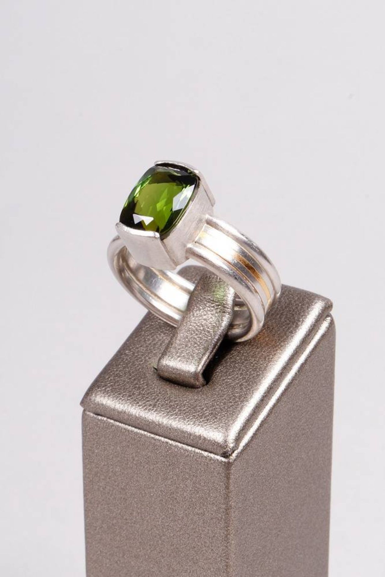 Very fine peridot ring, platinum and gold