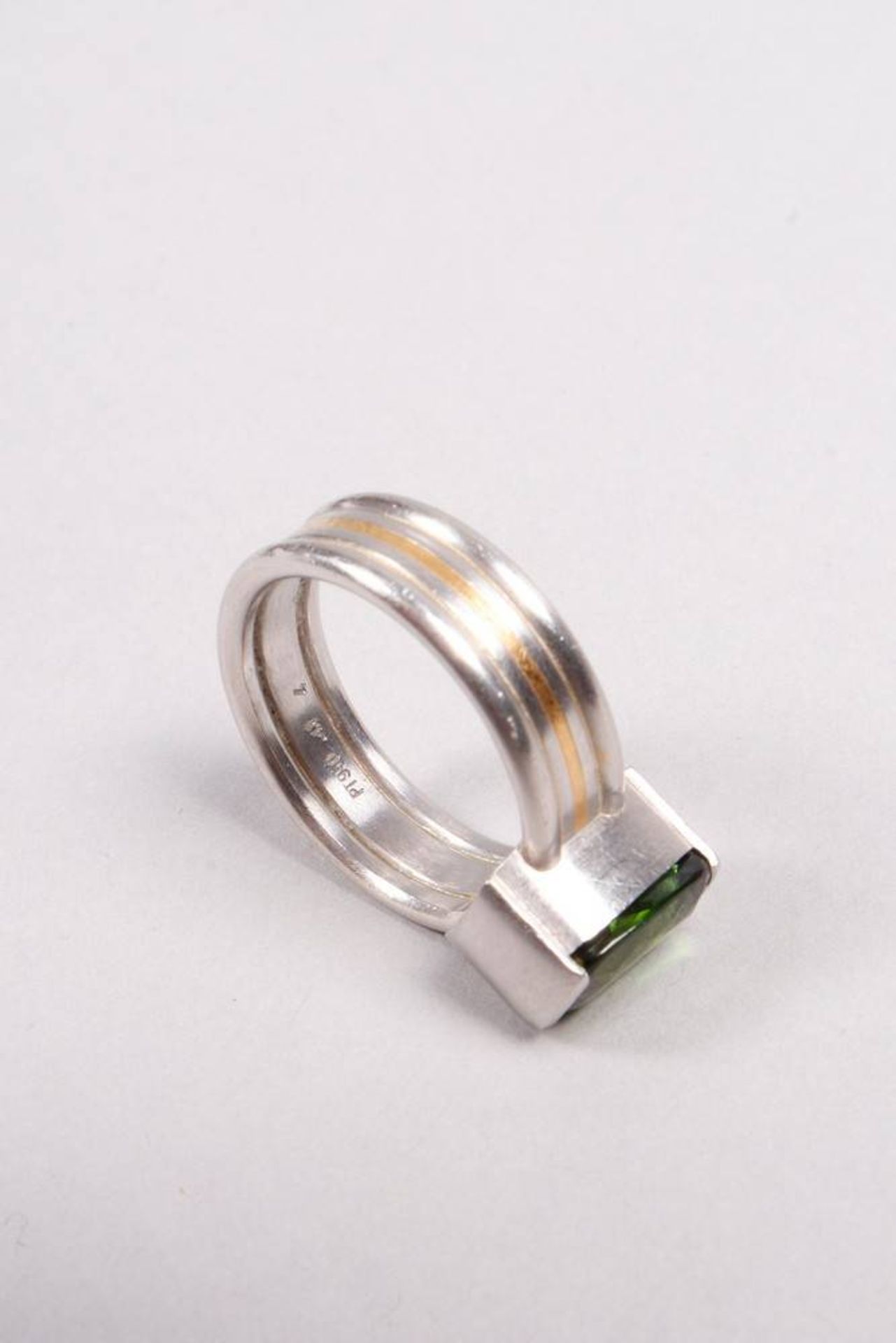 Very fine peridot ring, platinum and gold - Image 4 of 4