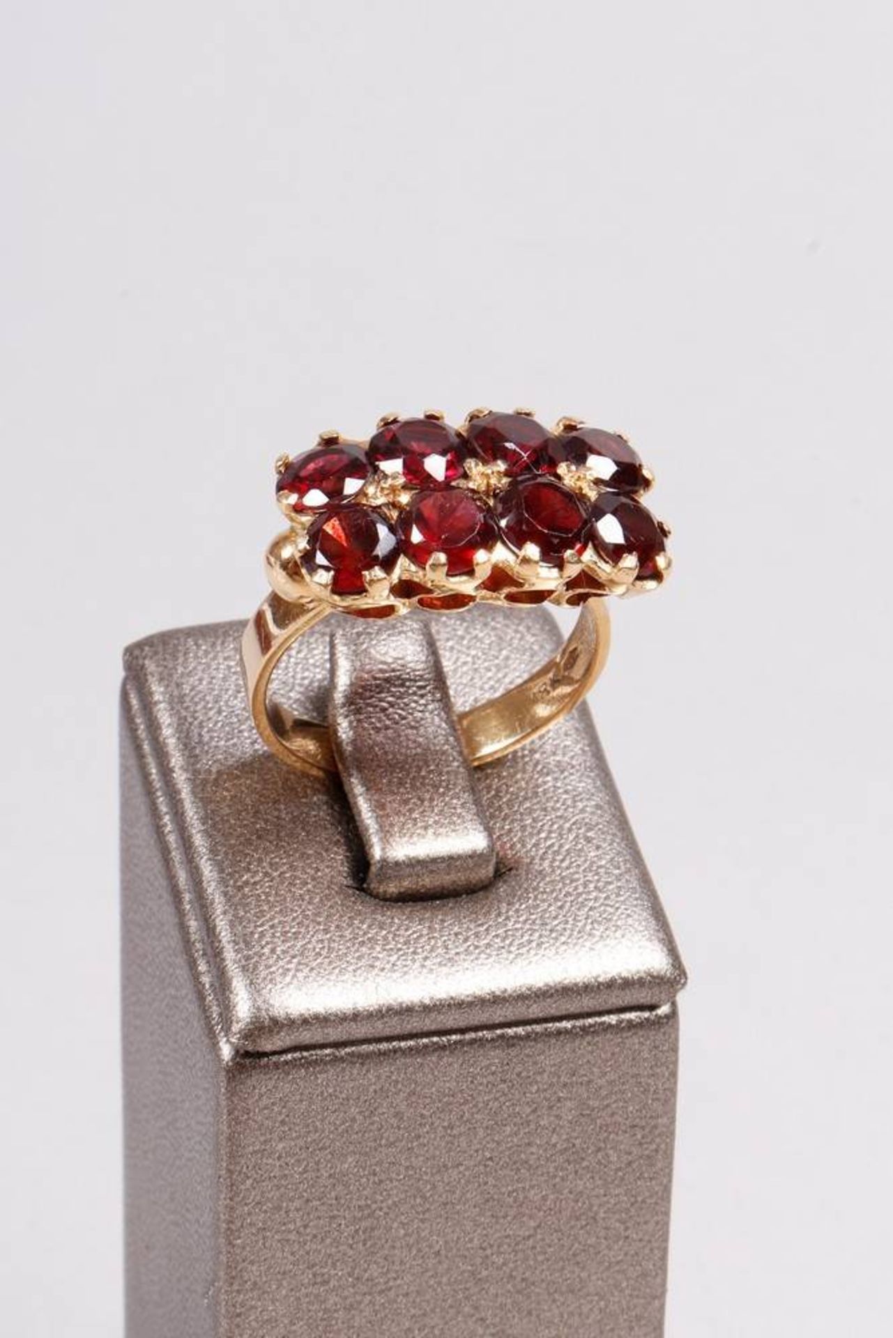 Large ring with 8 large diamond cut garnet stones, 750 gold, Italy around 1950