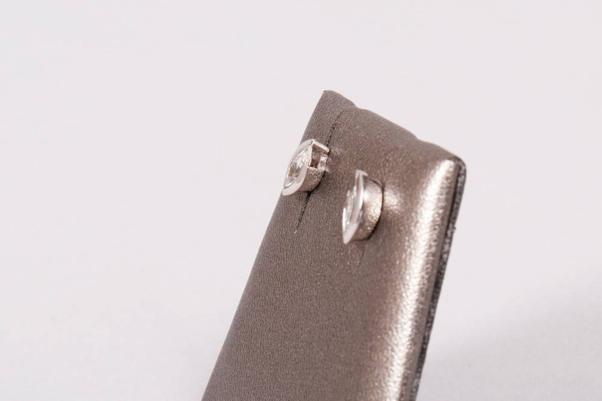 Modern white gold stud earrings - Image 2 of 4
