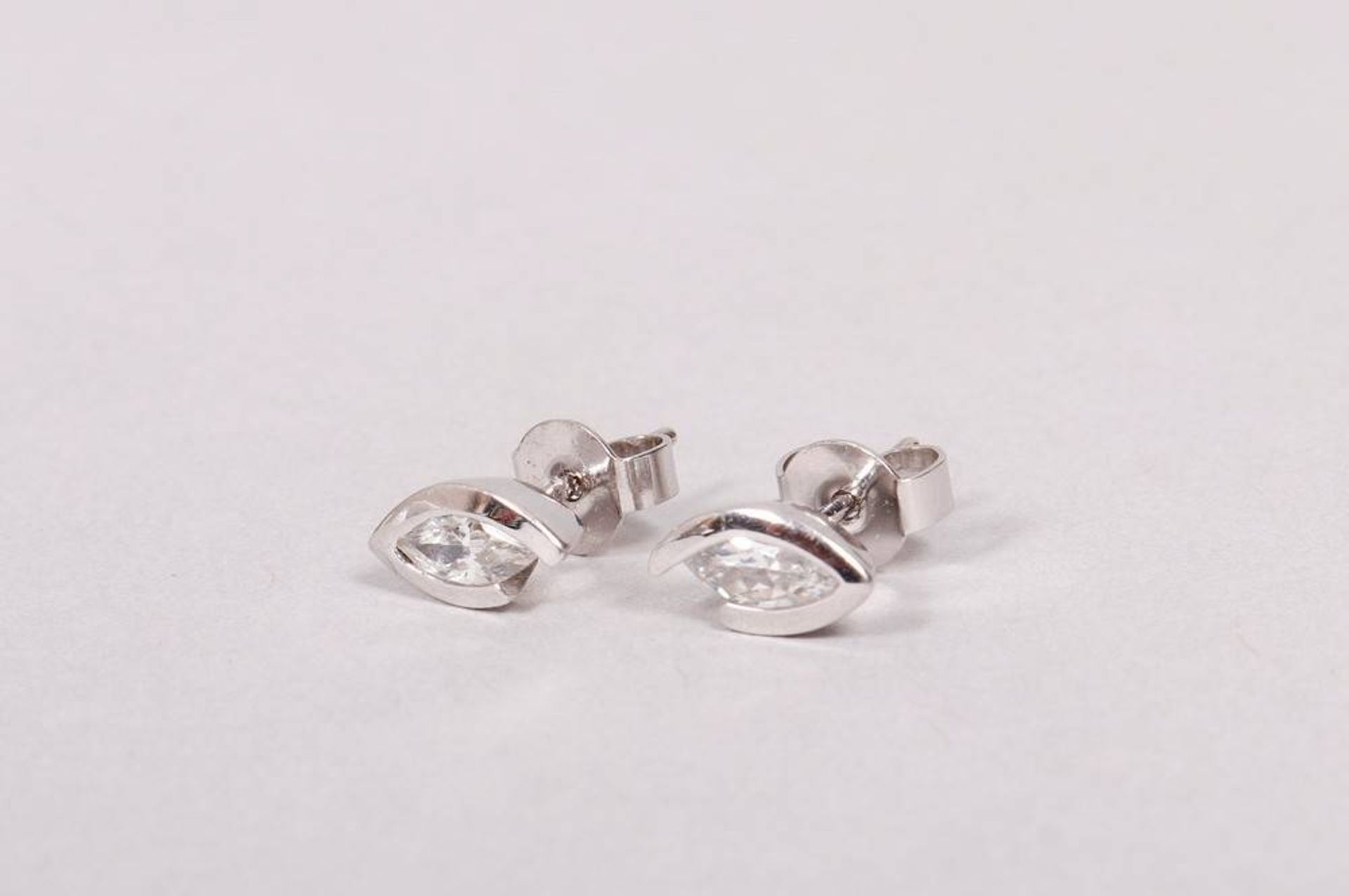 Modern white gold stud earrings - Image 3 of 4