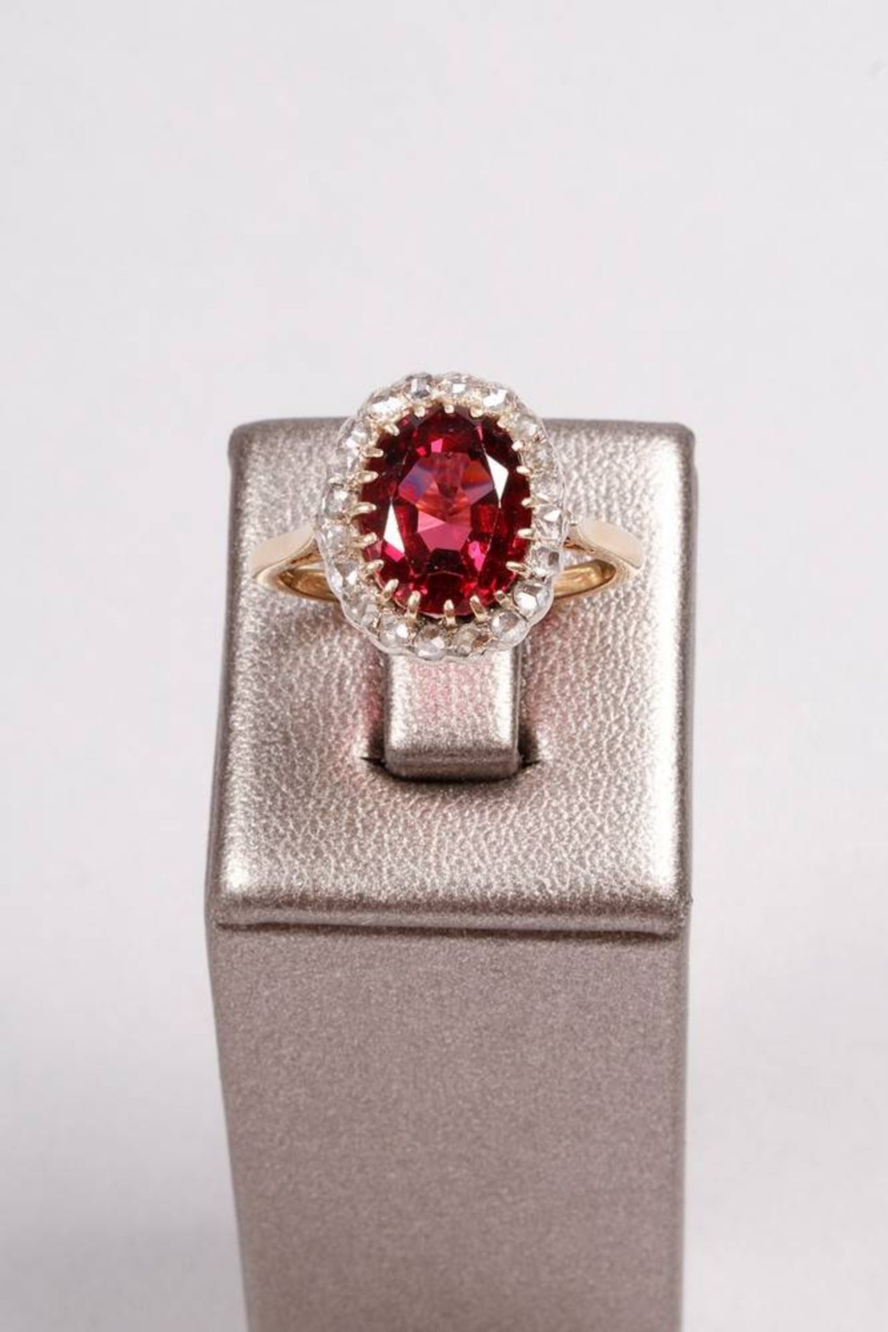 Entourage ring with natural blood-red spinel,  - Image 2 of 7