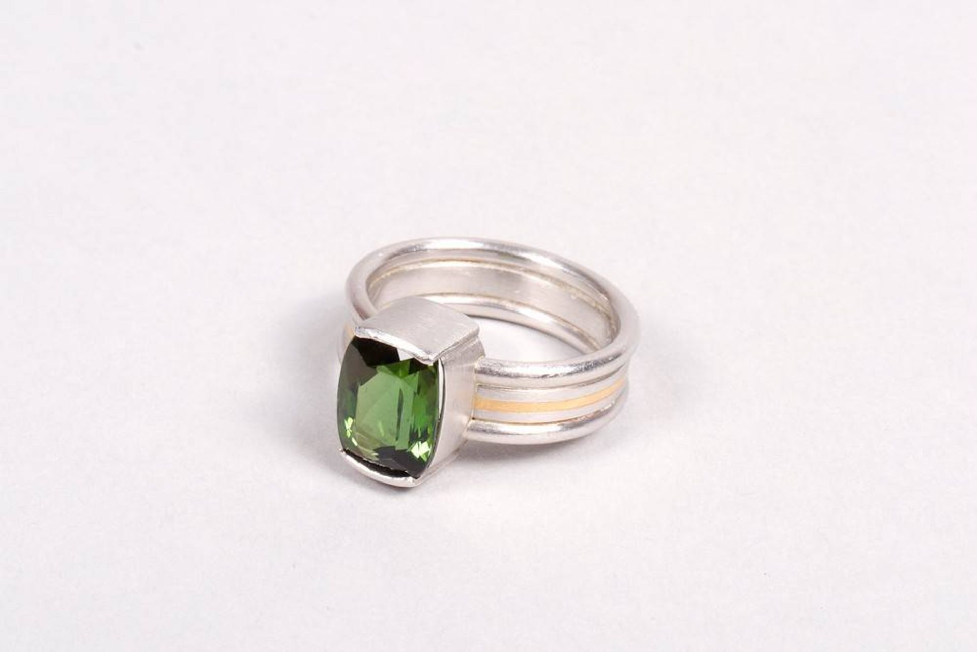 Very fine peridot ring, platinum and gold - Image 2 of 4