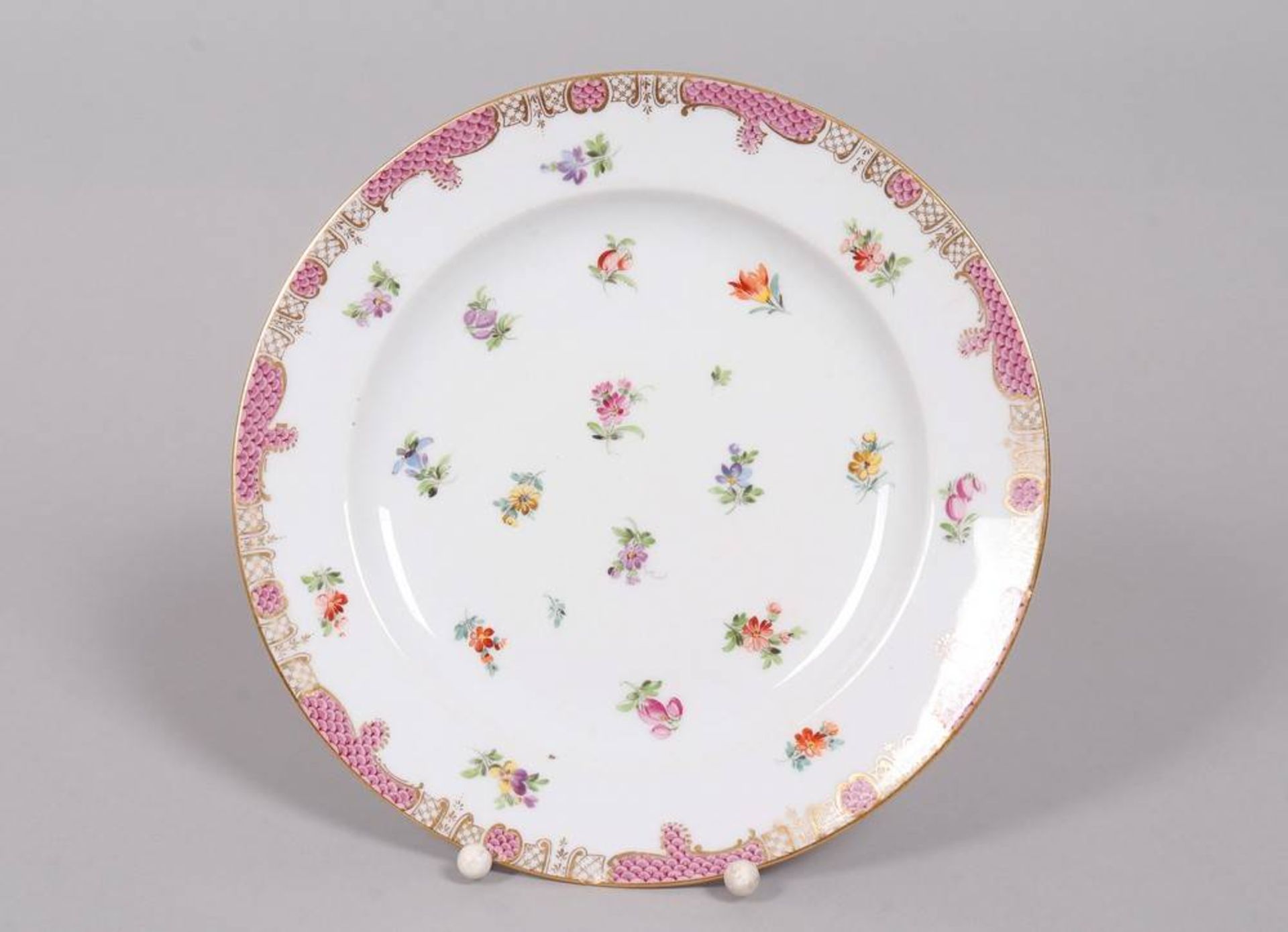 Plate, Meissen, early 19th C., "Streublümchen" decor with purple scale pattern