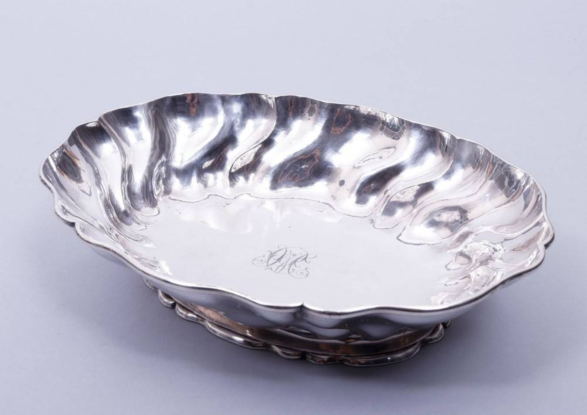 Footed bowl, 800 silver, Heinrich Mau, Royal Saxon court jeweler, Dresden, ca. 1900  - Image 2 of 3