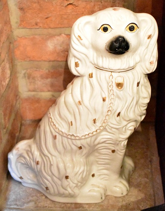 A pair of Staffordshire dogs modelled as King Charles Spaniels. - Bild 2 aus 2