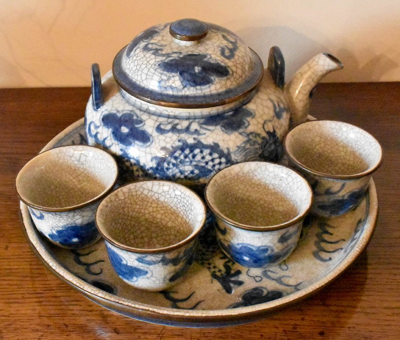 A quantity of oriental ceramics to include a pair of covered pots, a comport, a teaset on tray, 2