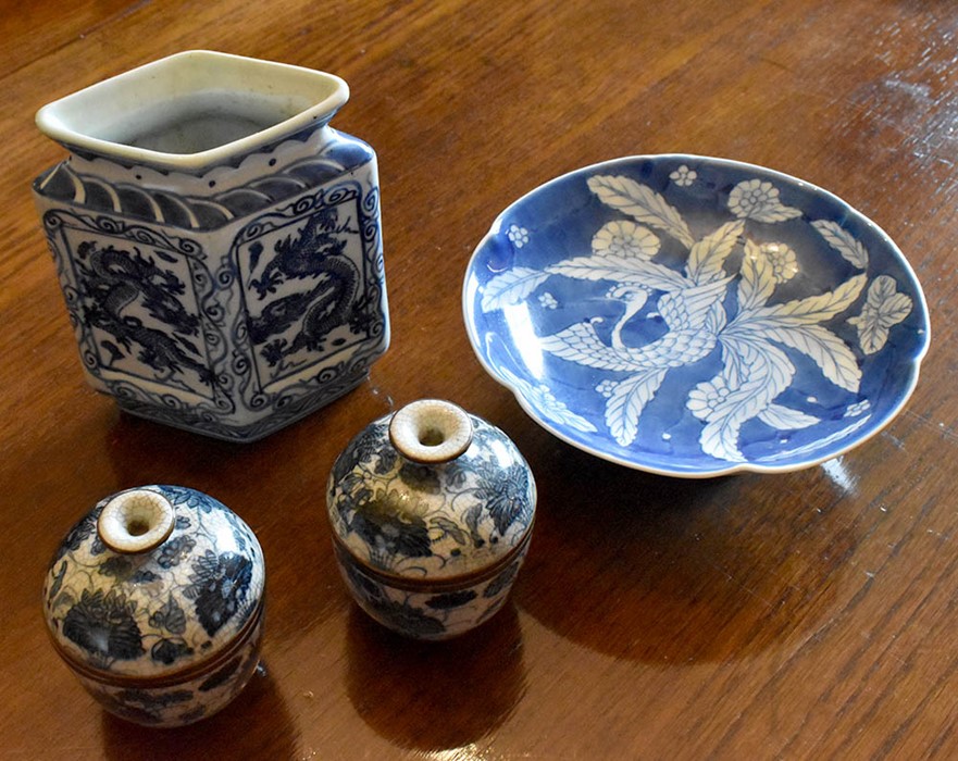 A quantity of oriental ceramics to include a pair of covered pots, a comport, a teaset on tray, 2 - Image 4 of 4
