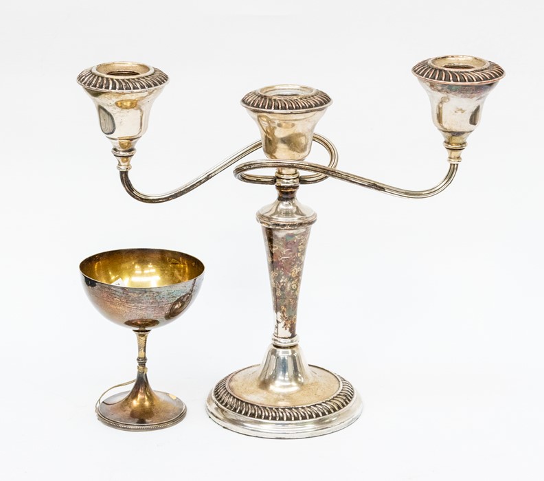 An Edwardian silver and parcel gilt coupe style cup, plain body the stem with central knop on