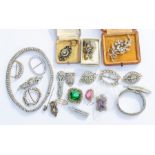 A collection of vintage jewellery to include an unmarked yellow metal horse shoe pin assessed as 9ct