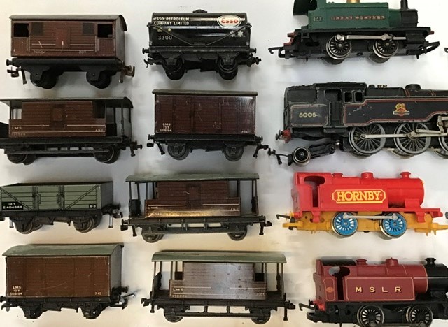 Railway: A collection of assorted OO gauge locomotives and rolling stock. All in used condition, - Image 3 of 5