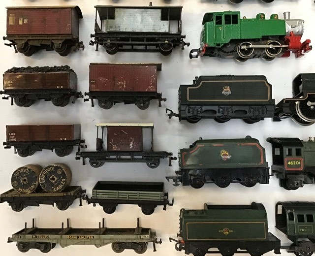 Railway: A collection of assorted OO gauge locomotives and rolling stock. All in used condition, - Image 4 of 5