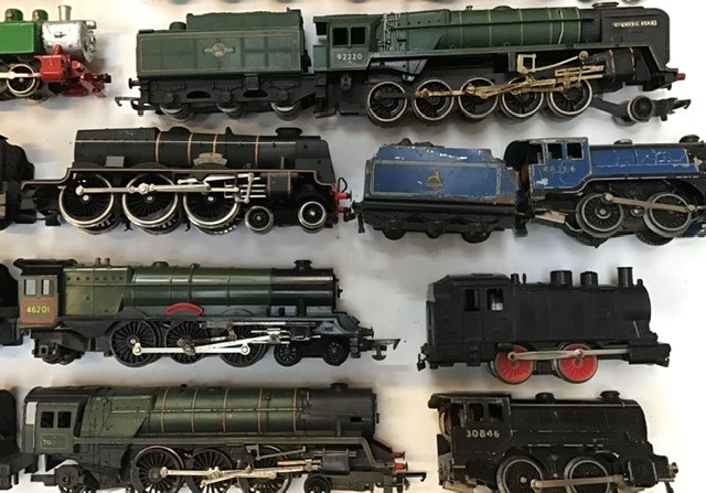 Railway: A collection of assorted OO gauge locomotives and rolling stock. All in used condition, - Image 5 of 5