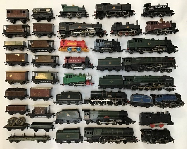 Railway: A collection of assorted OO gauge locomotives and rolling stock. All in used condition,