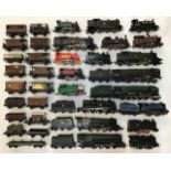 Railway: A collection of assorted OO gauge locomotives and rolling stock. All in used condition,