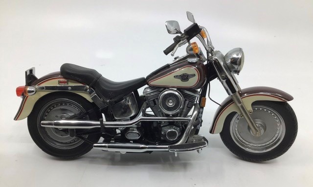 Franklin Mint: A boxed Harley Davidson 1998 Fat Boy by Franklin Mint. Boxed with papers and Hemet. - Image 3 of 4