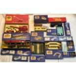 Hornby: A collection of Hornby Dublo assorted accessories to include turntable, wooden station, good