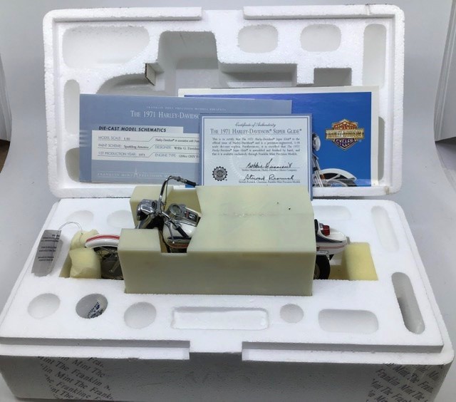 Franklin Mint: A boxed Harley Davidson 1971 Superglide by Franklin Mint. Boxed with papers. - Image 2 of 4