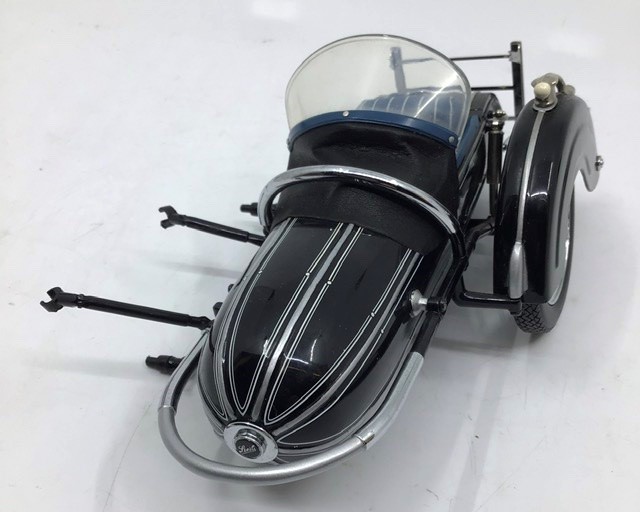 Franklin Mint: A boxed BMW R-50 Motorcycle and sidecar by Franklin Mint. Boxed with papers. - Image 4 of 8