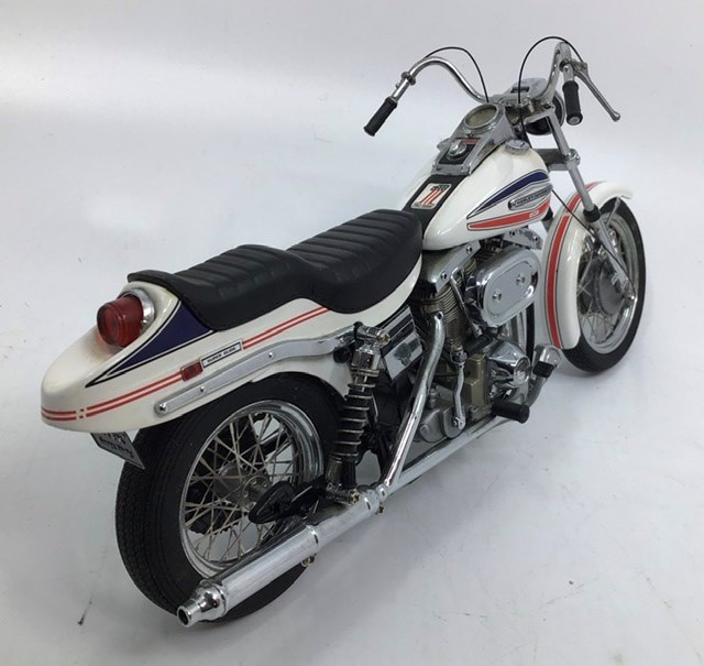 Franklin Mint: A boxed Harley Davidson 1971 Superglide by Franklin Mint. Boxed with papers. - Image 4 of 4