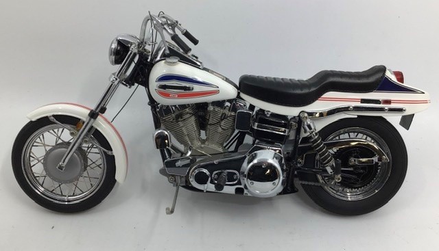 Franklin Mint: A boxed Harley Davidson 1971 Superglide by Franklin Mint. Boxed with papers.