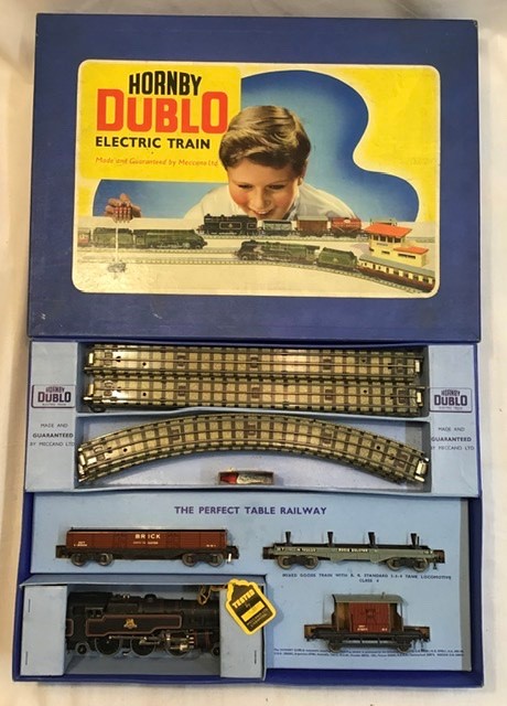 Hornby: A boxed Hornby Dublo OO gauge 3-rail EDG18 train set in very good original condition.